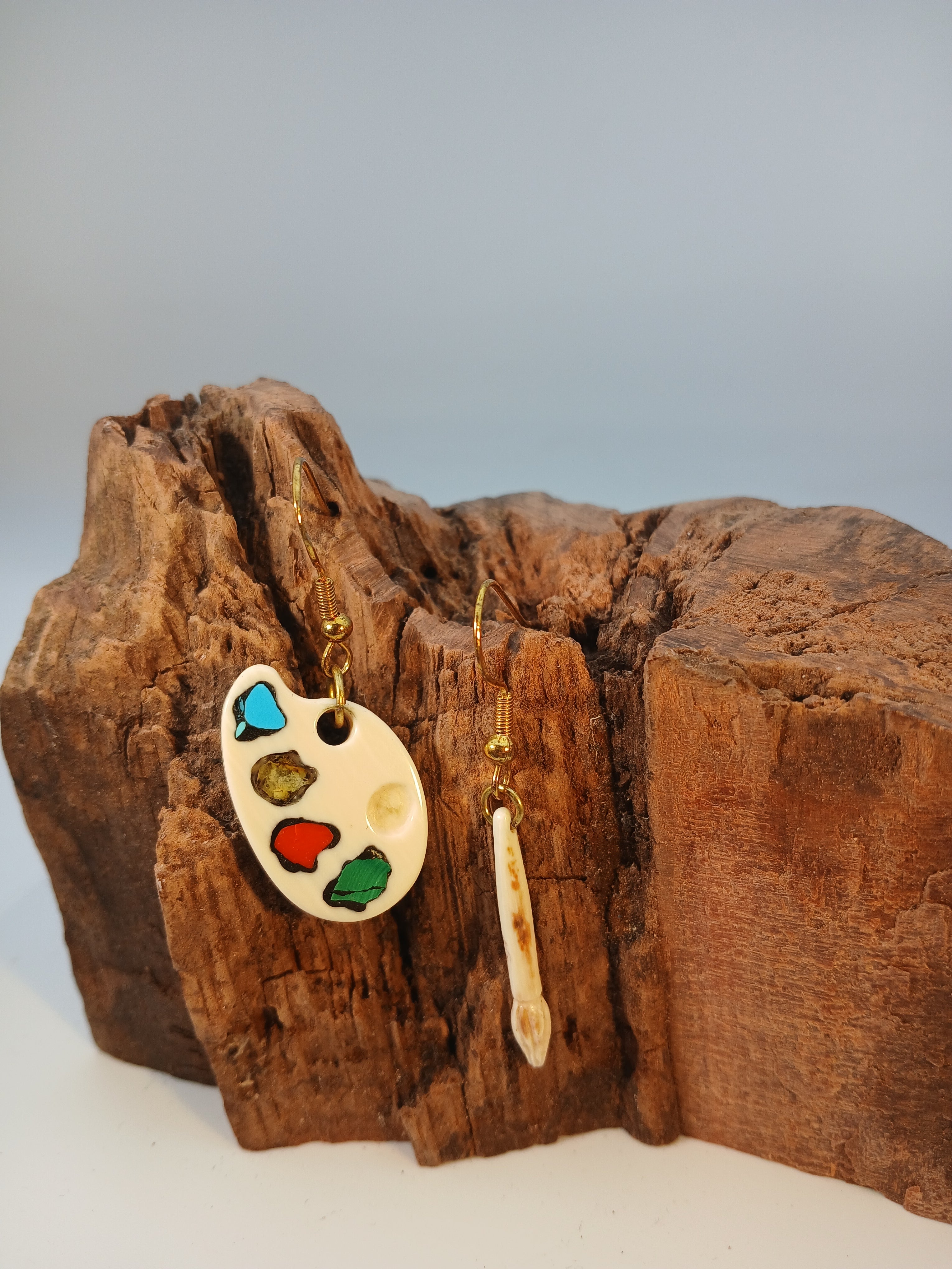 Ohrringpaar aus Mammutelfenbein Farbpalette mit Pinsel