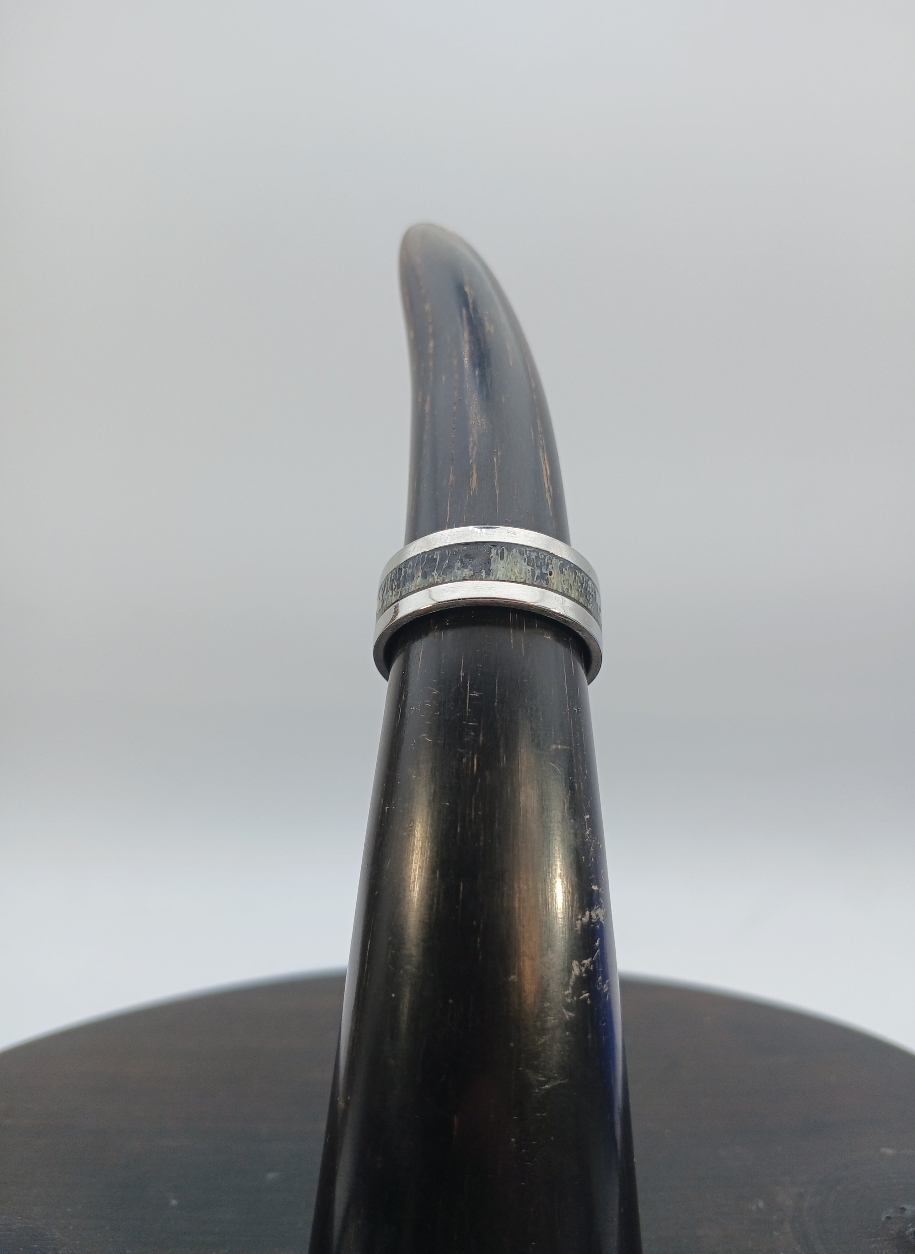 Ring aus Edelstahl mit Intarsien